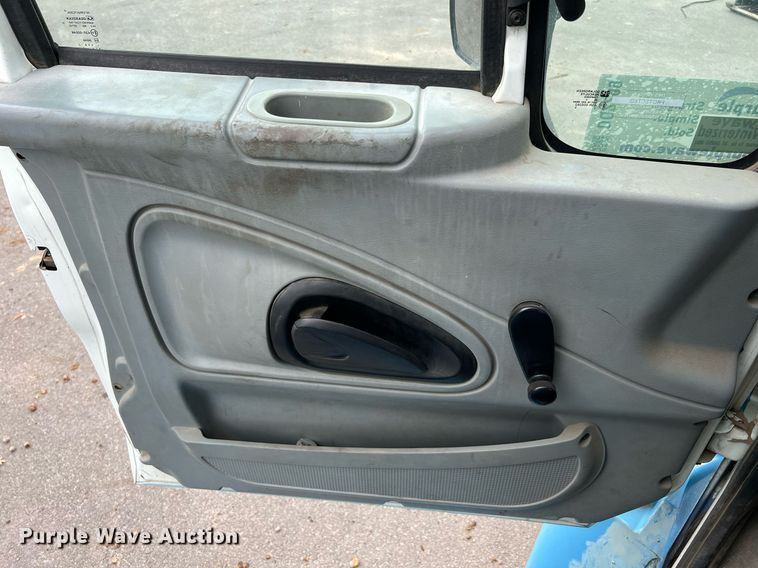 image for item DQ2299 2004 International 4300  flatbed truck