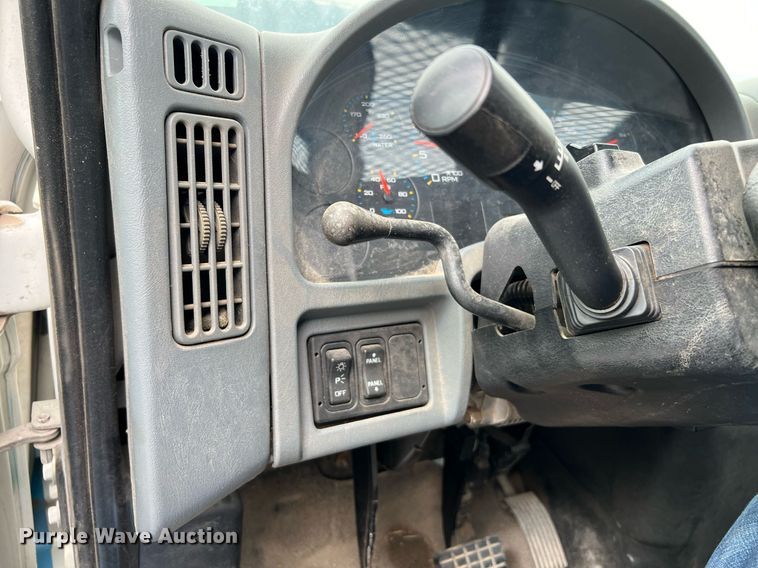 image for item DQ2299 2004 International 4300  flatbed truck