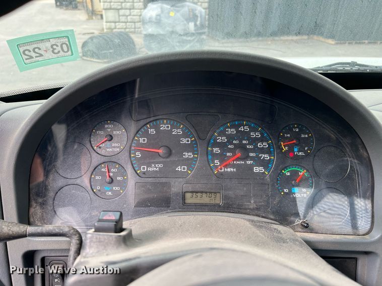 image for item DQ2299 2004 International 4300  flatbed truck