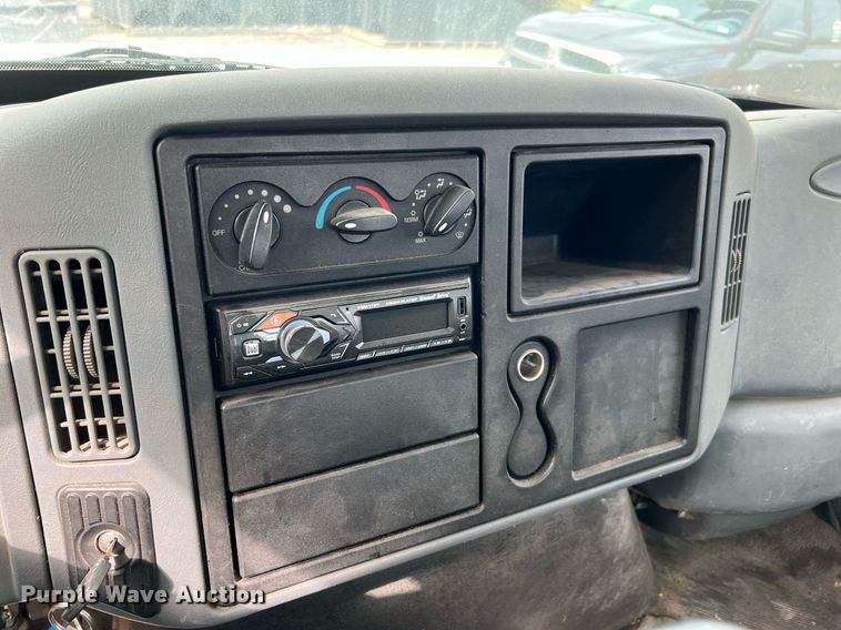 image for item DQ2299 2004 International 4300  flatbed truck