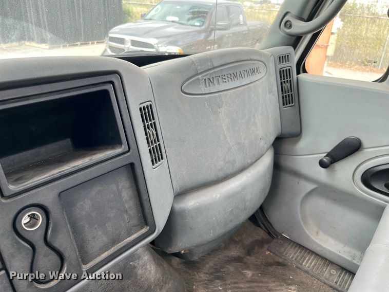 image for item DQ2299 2004 International 4300  flatbed truck