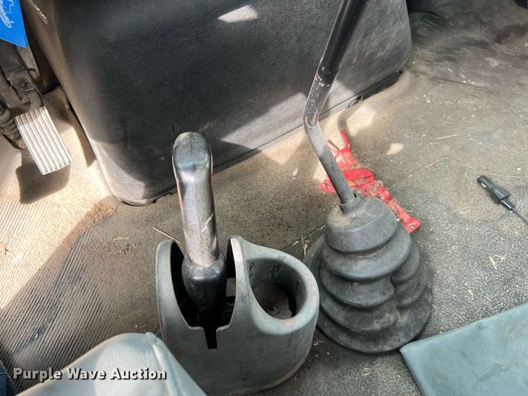 image for item DQ2299 2004 International 4300  flatbed truck