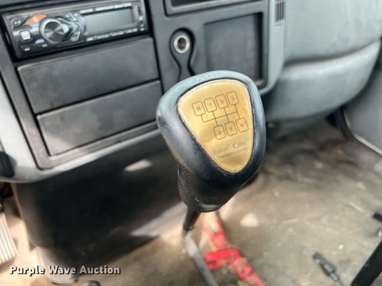 image for item DQ2299 2004 International 4300  flatbed truck