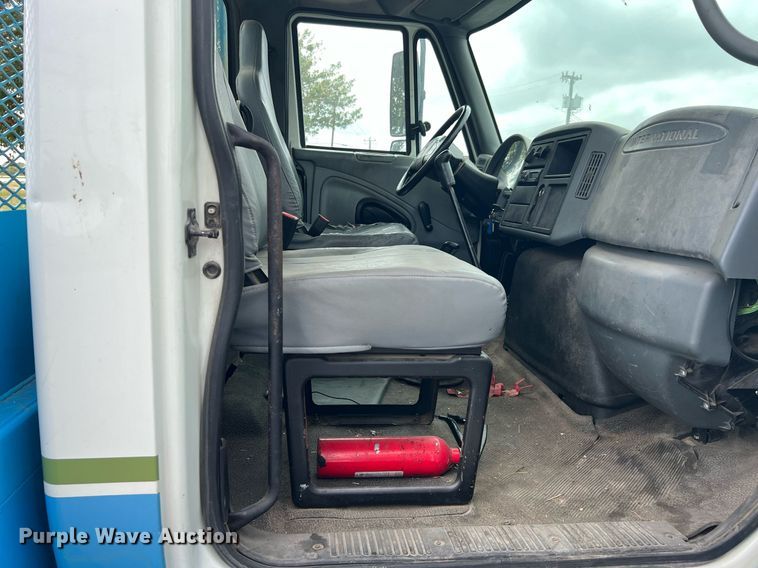 image for item DQ2299 2004 International 4300  flatbed truck