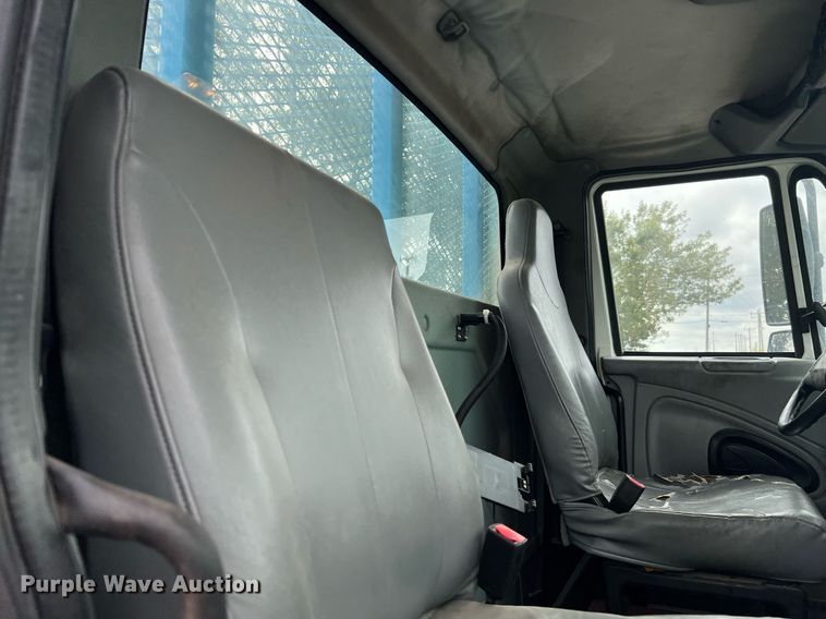 image for item DQ2299 2004 International 4300  flatbed truck