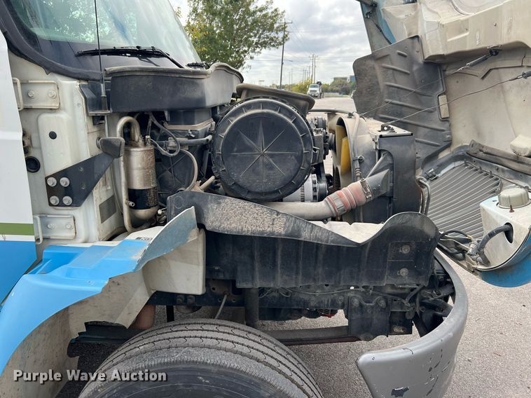 image for item DQ2299 2004 International 4300  flatbed truck