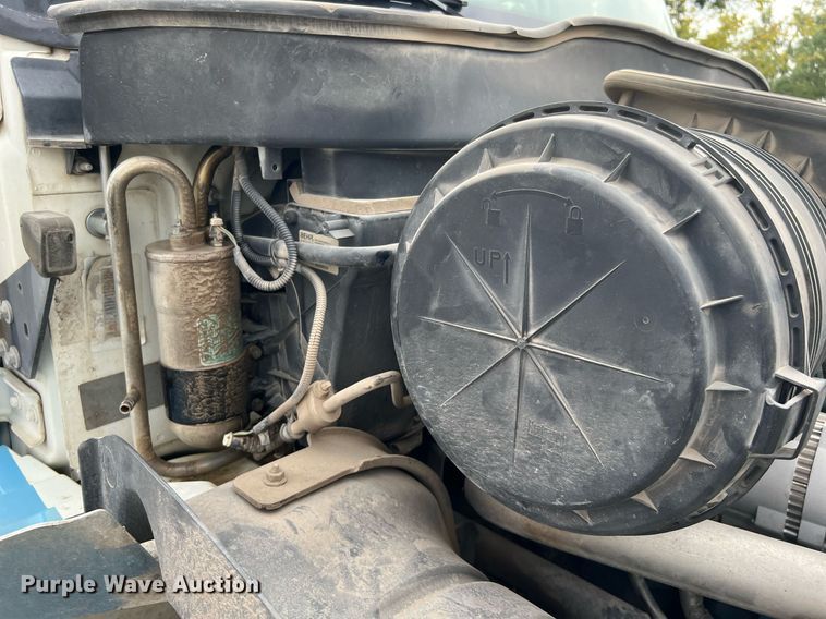 image for item DQ2299 2004 International 4300  flatbed truck