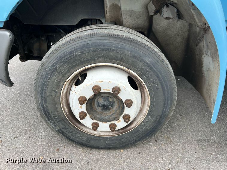 image for item DQ2299 2004 International 4300  flatbed truck