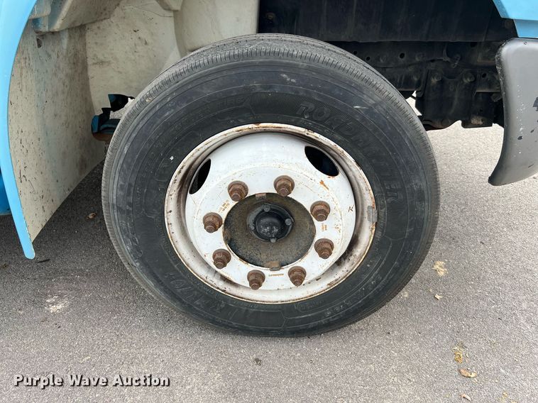 image for item DQ2299 2004 International 4300  flatbed truck