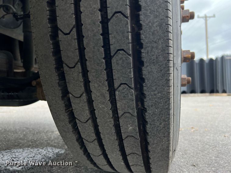 image for item DQ2299 2004 International 4300  flatbed truck