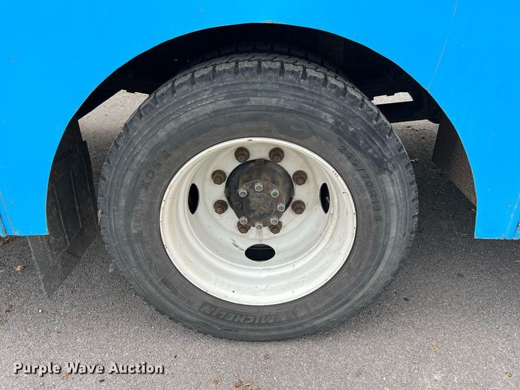 image for item DQ2299 2004 International 4300  flatbed truck