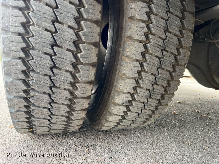 image for item DQ2299 2004 International 4300  flatbed truck