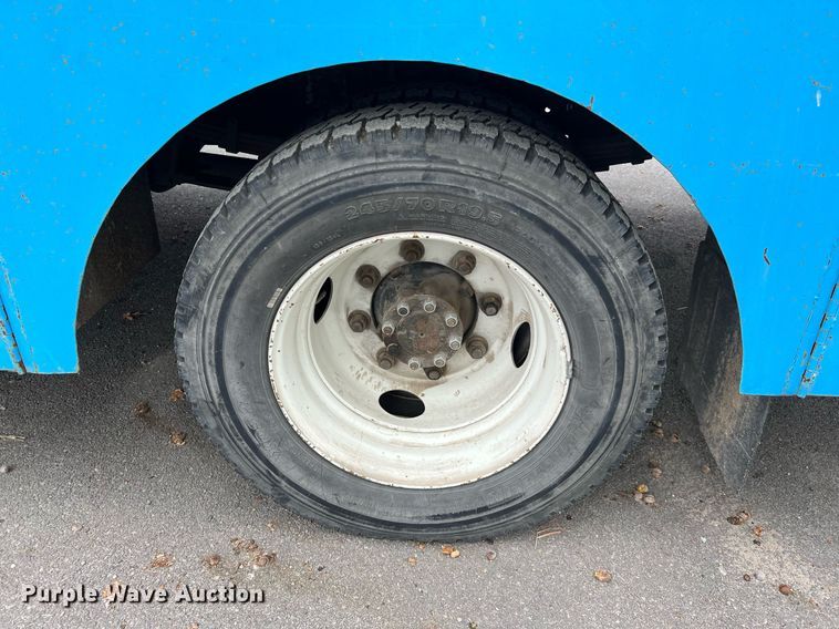 image for item DQ2299 2004 International 4300  flatbed truck