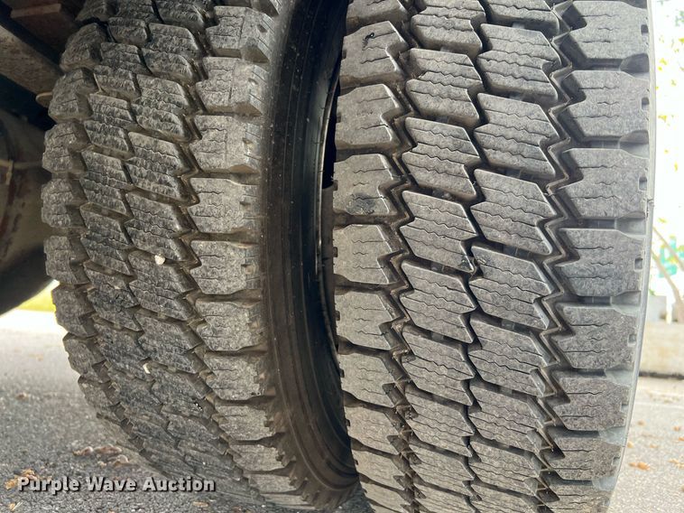 image for item DQ2299 2004 International 4300  flatbed truck