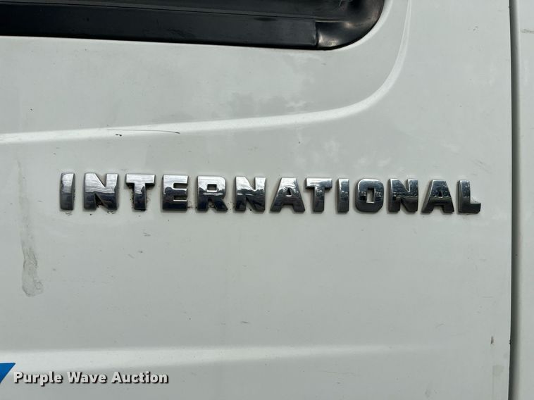 image for item DQ2299 2004 International 4300  flatbed truck