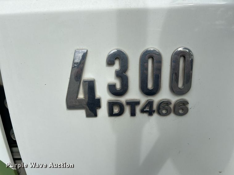 image for item DQ2299 2004 International 4300  flatbed truck