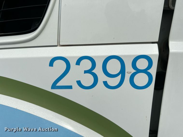 image for item DQ2299 2004 International 4300  flatbed truck