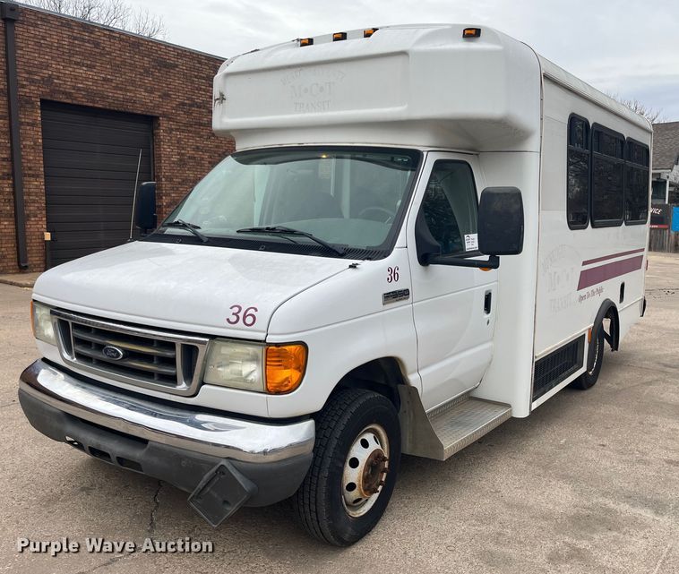 image for item DQ4114 2006 Ford E350 Super Duty  shuttle bus