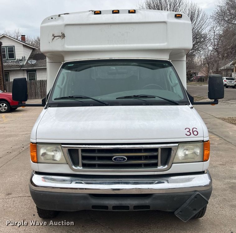 image for item DQ4114 2006 Ford E350 Super Duty  shuttle bus