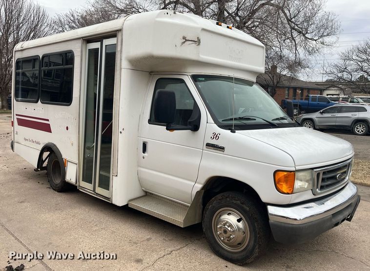 image for item DQ4114 2006 Ford E350 Super Duty  shuttle bus