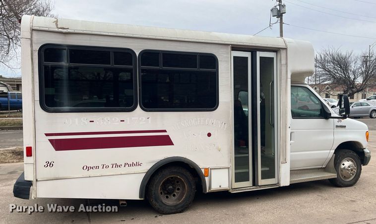 image for item DQ4114 2006 Ford E350 Super Duty  shuttle bus