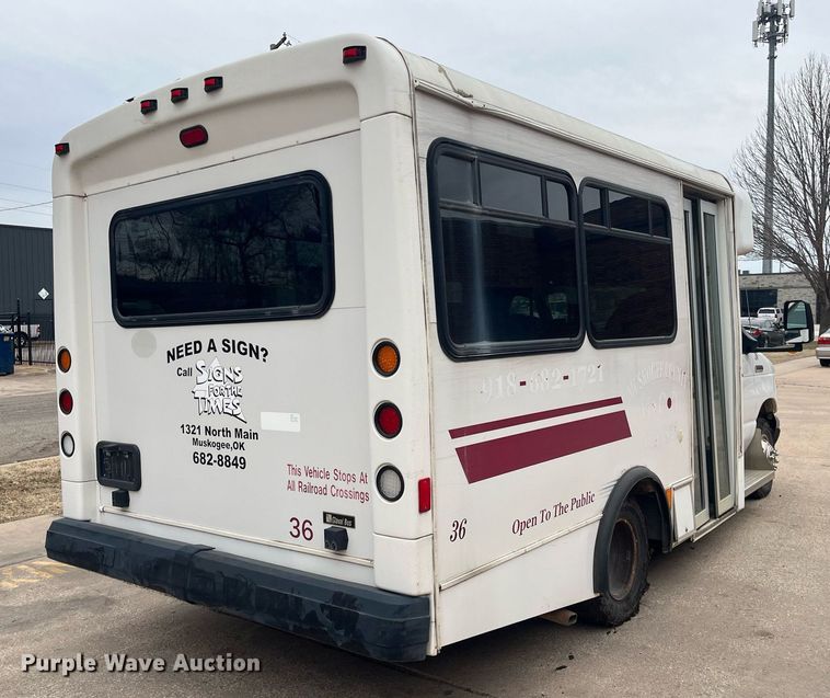 image for item DQ4114 2006 Ford E350 Super Duty  shuttle bus