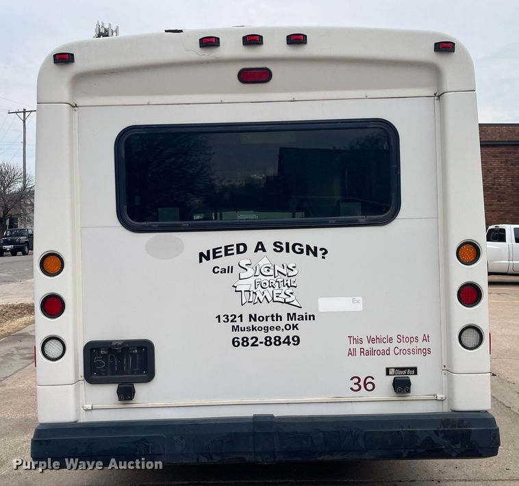 image for item DQ4114 2006 Ford E350 Super Duty  shuttle bus