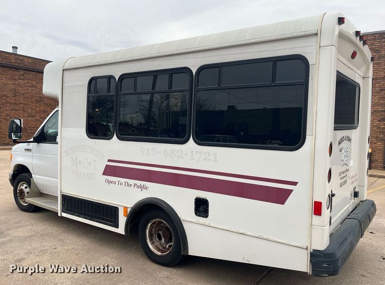 image for item DQ4114 2006 Ford E350 Super Duty  shuttle bus