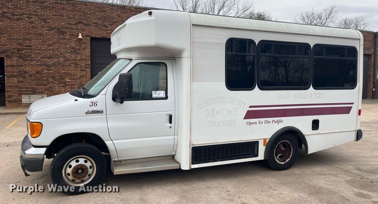 image for item DQ4114 2006 Ford E350 Super Duty  shuttle bus