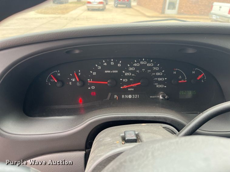 image for item DQ4114 2006 Ford E350 Super Duty  shuttle bus