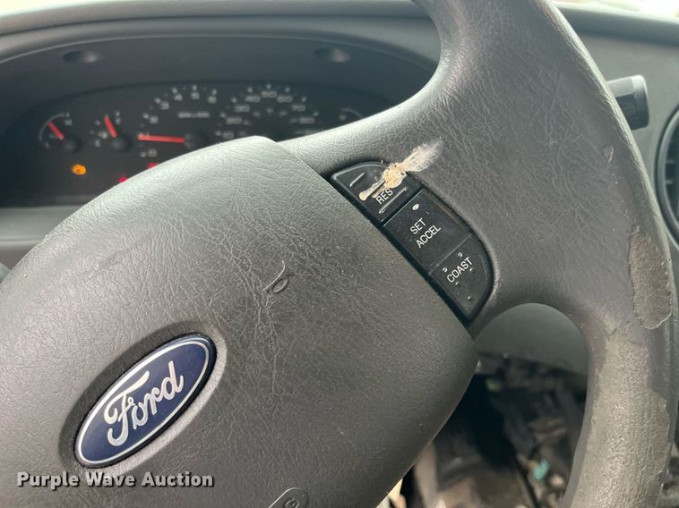 image for item DQ4114 2006 Ford E350 Super Duty  shuttle bus