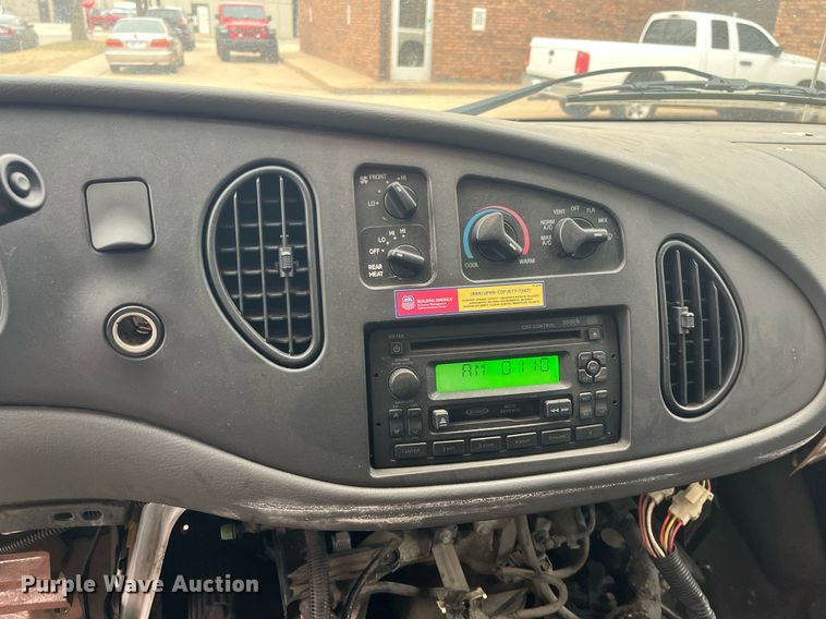 image for item DQ4114 2006 Ford E350 Super Duty  shuttle bus