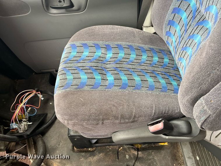 image for item DQ4114 2006 Ford E350 Super Duty  shuttle bus