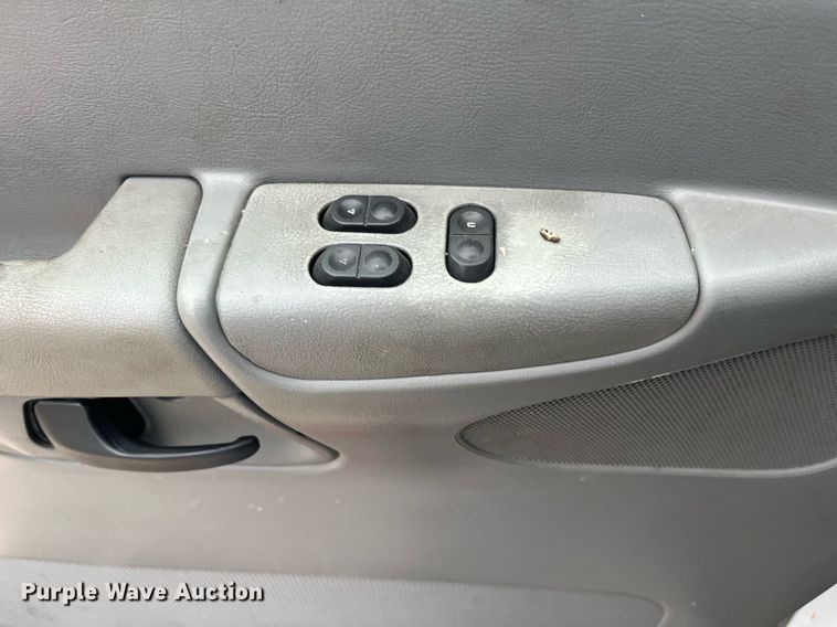 image for item DQ4114 2006 Ford E350 Super Duty  shuttle bus