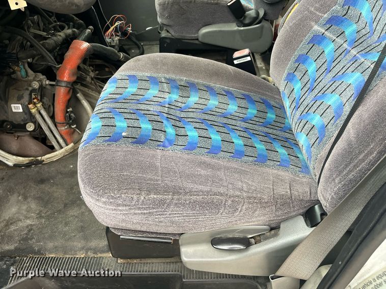 image for item DQ4114 2006 Ford E350 Super Duty  shuttle bus