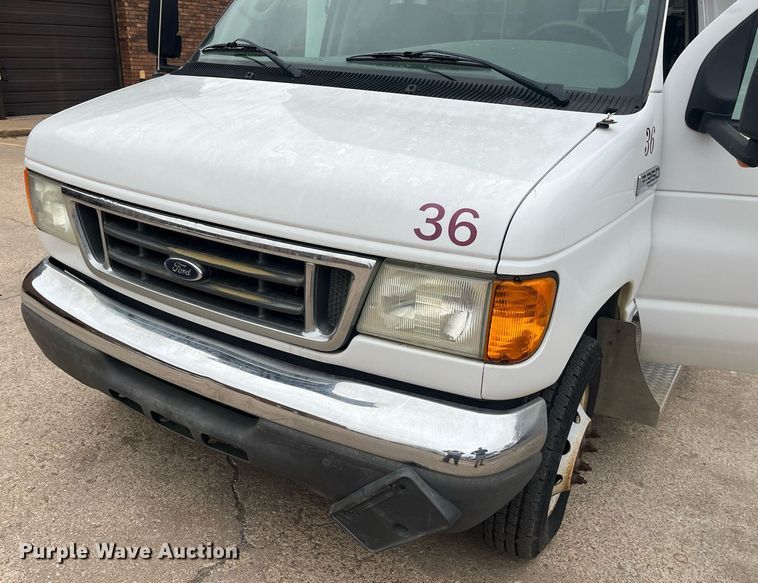 image for item DQ4114 2006 Ford E350 Super Duty  shuttle bus