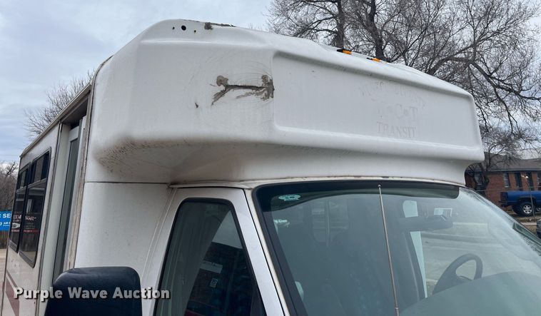image for item DQ4114 2006 Ford E350 Super Duty  shuttle bus