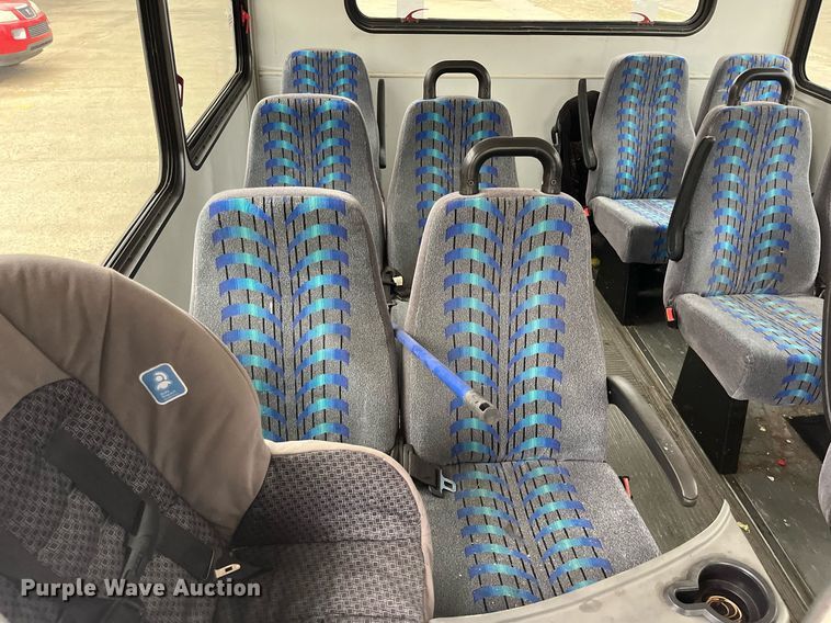 image for item DQ4114 2006 Ford E350 Super Duty  shuttle bus