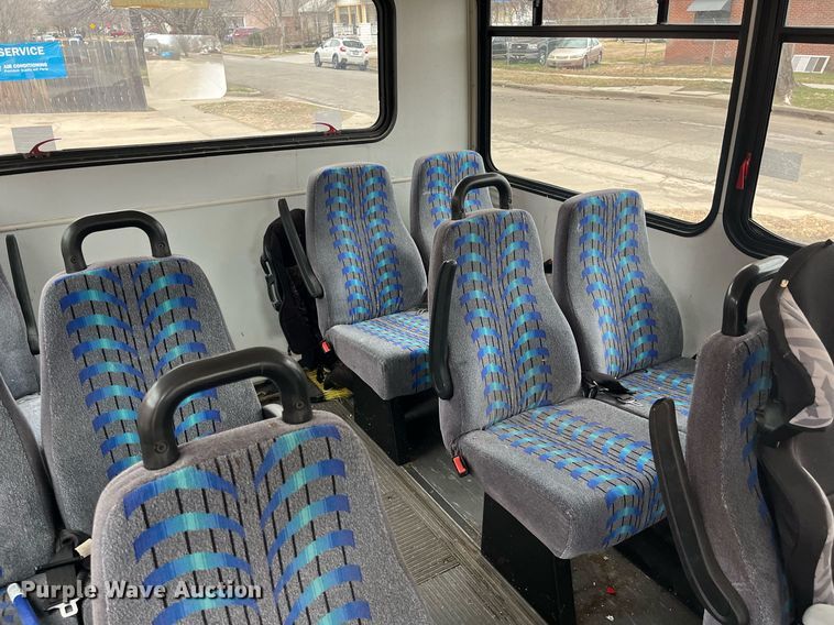 image for item DQ4114 2006 Ford E350 Super Duty  shuttle bus