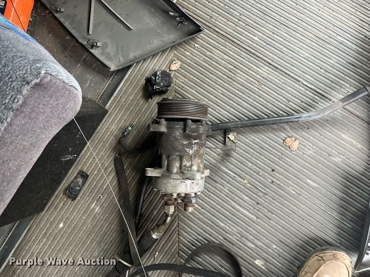 image for item DQ4114 2006 Ford E350 Super Duty  shuttle bus