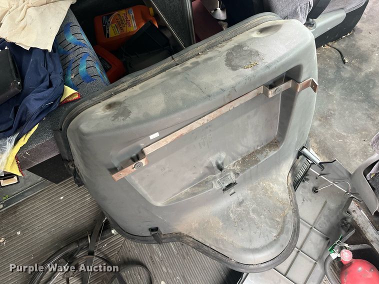 image for item DQ4114 2006 Ford E350 Super Duty  shuttle bus