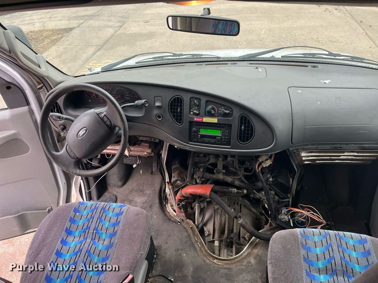 image for item DQ4114 2006 Ford E350 Super Duty  shuttle bus