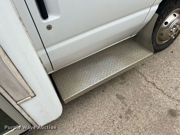 image for item DQ4114 2006 Ford E350 Super Duty  shuttle bus