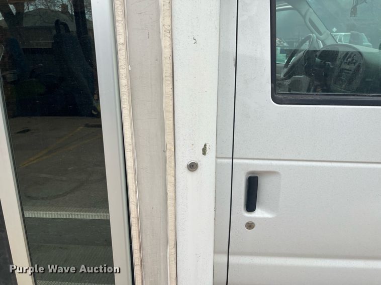 image for item DQ4114 2006 Ford E350 Super Duty  shuttle bus