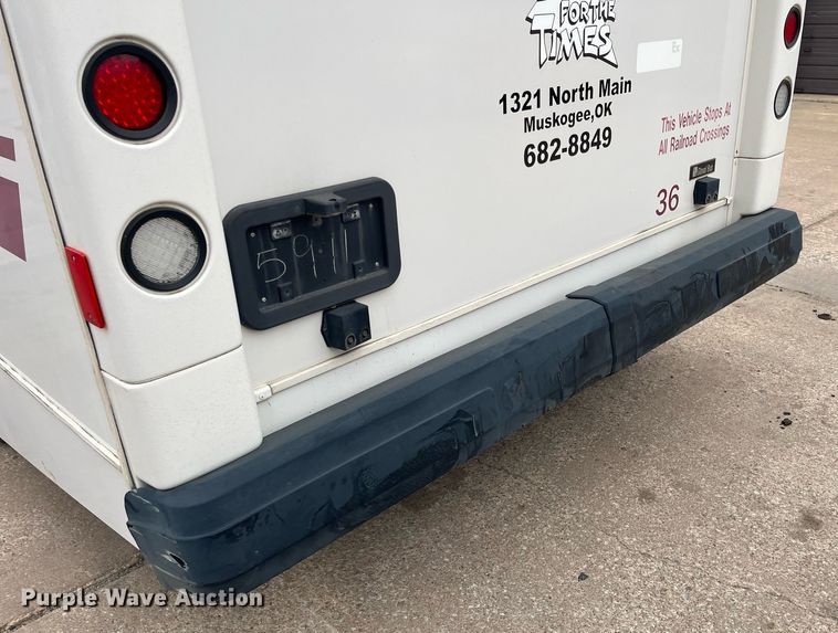 image for item DQ4114 2006 Ford E350 Super Duty  shuttle bus