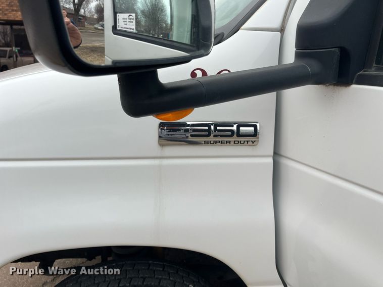 image for item DQ4114 2006 Ford E350 Super Duty  shuttle bus