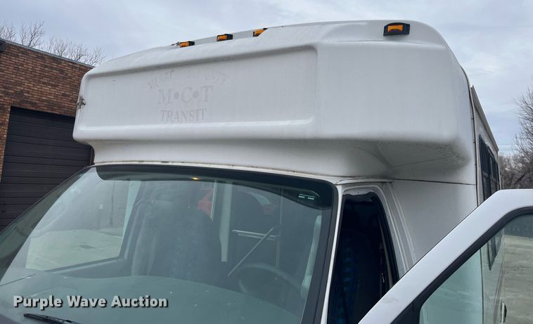 image for item DQ4114 2006 Ford E350 Super Duty  shuttle bus