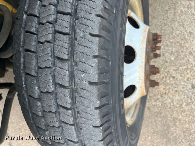 image for item DQ4114 2006 Ford E350 Super Duty  shuttle bus