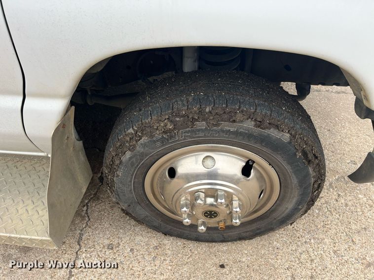 image for item DQ4114 2006 Ford E350 Super Duty  shuttle bus