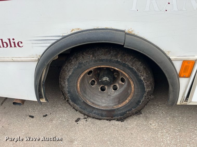 image for item DQ4114 2006 Ford E350 Super Duty  shuttle bus